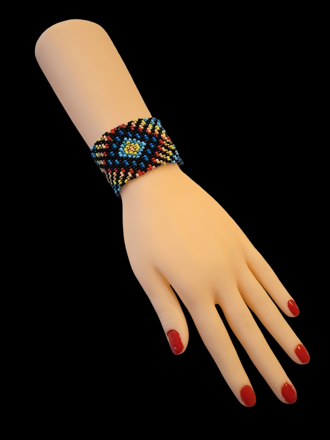 צמיד חרוזיונציה בשיטת אריגה בנול- מעויינים צבעוניים