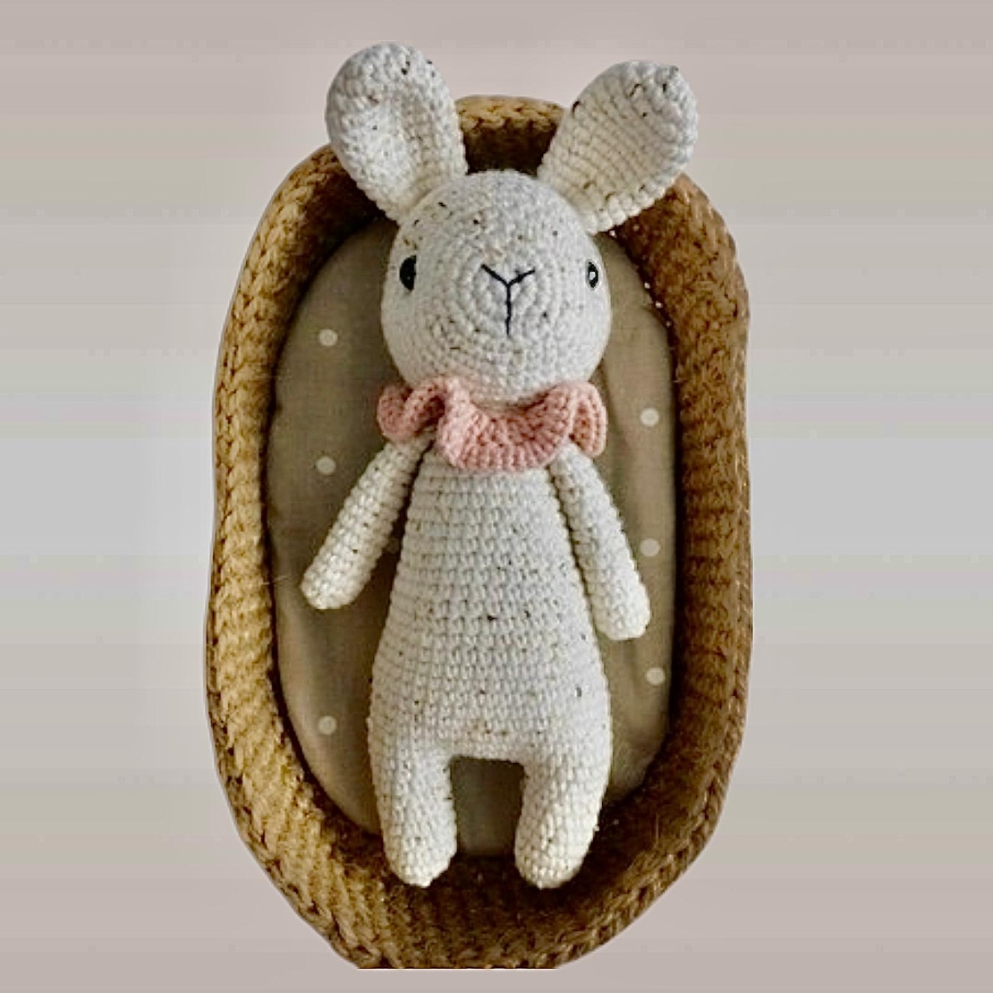 בובת ארנבת סרוגה בעבודת יד עם שלל אביזרים משלימים