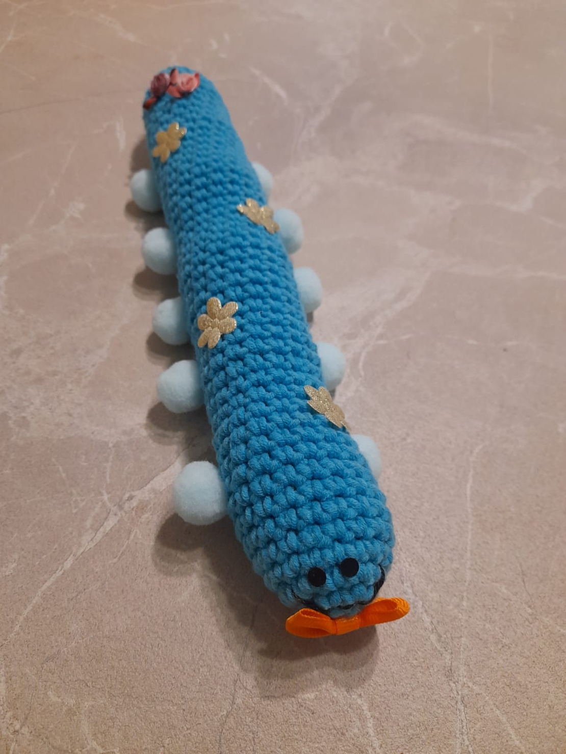 זחל סרוג בעבודת יד בצבע תכלת