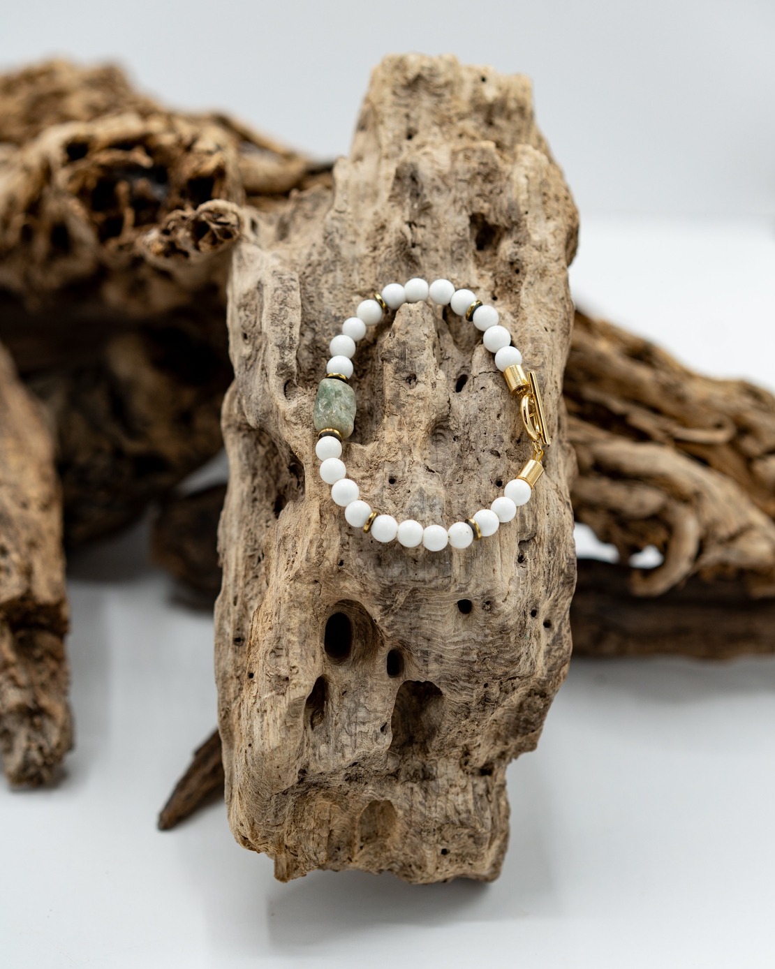 צמיד חופית- מחרוזי צדף לבנים ואבן ג'ייד ירוקה