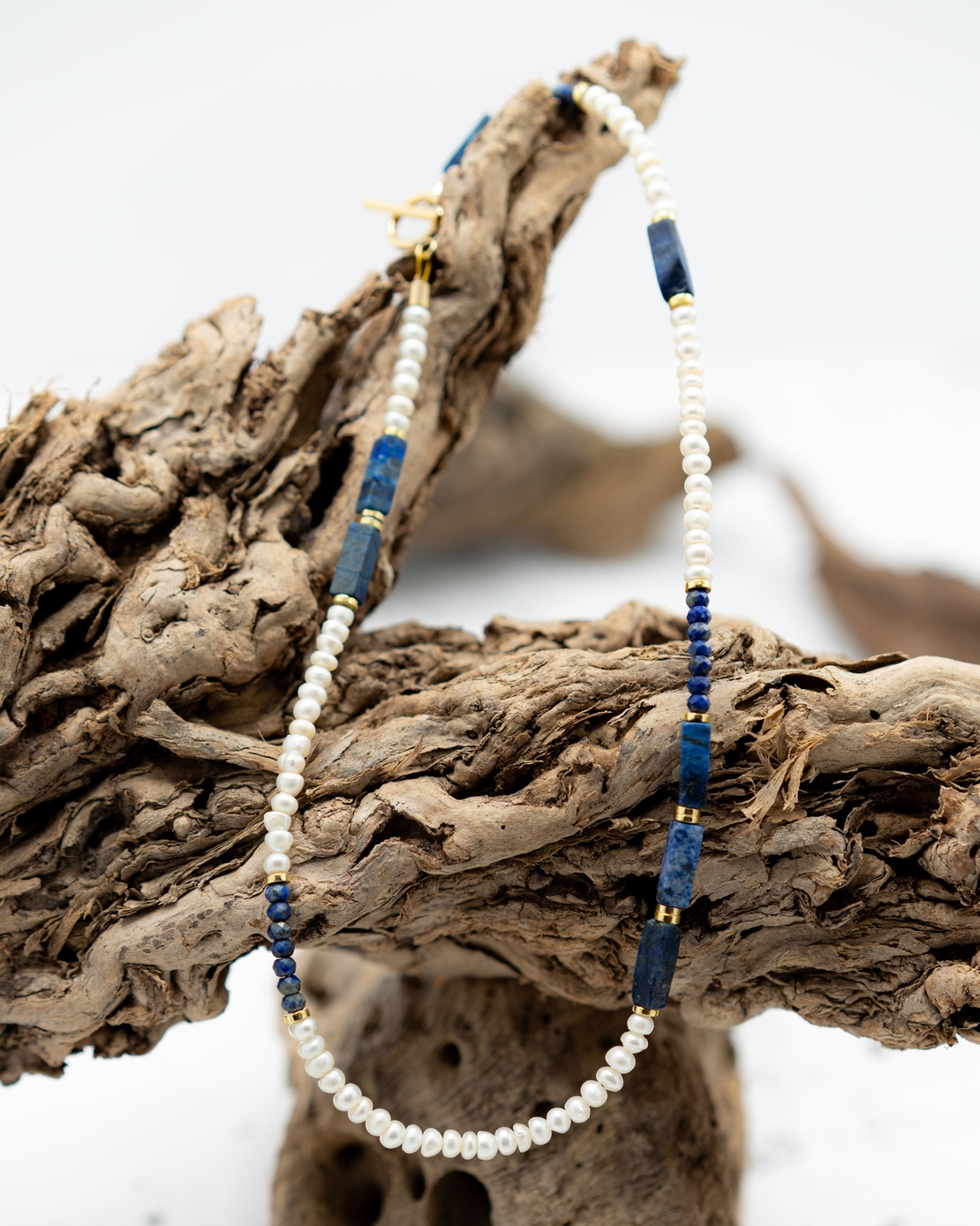 שרשרת דנית כחולה- מפנינים, המטייט זהב,ולאפיז לזולי