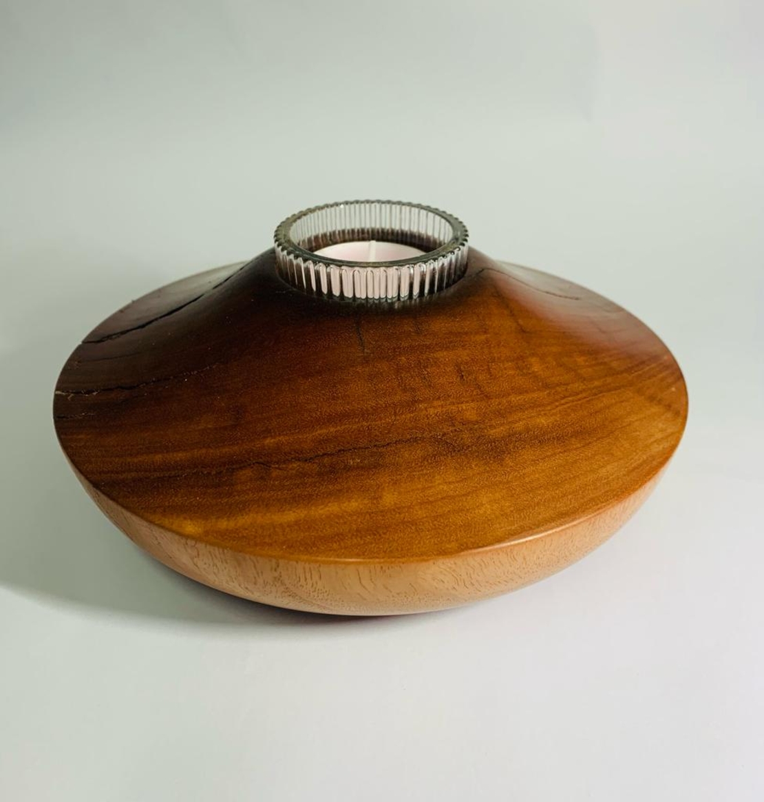 פמוט מיוחד עשוי גוף עץ אקליפטוס ובית נר מזכוכית