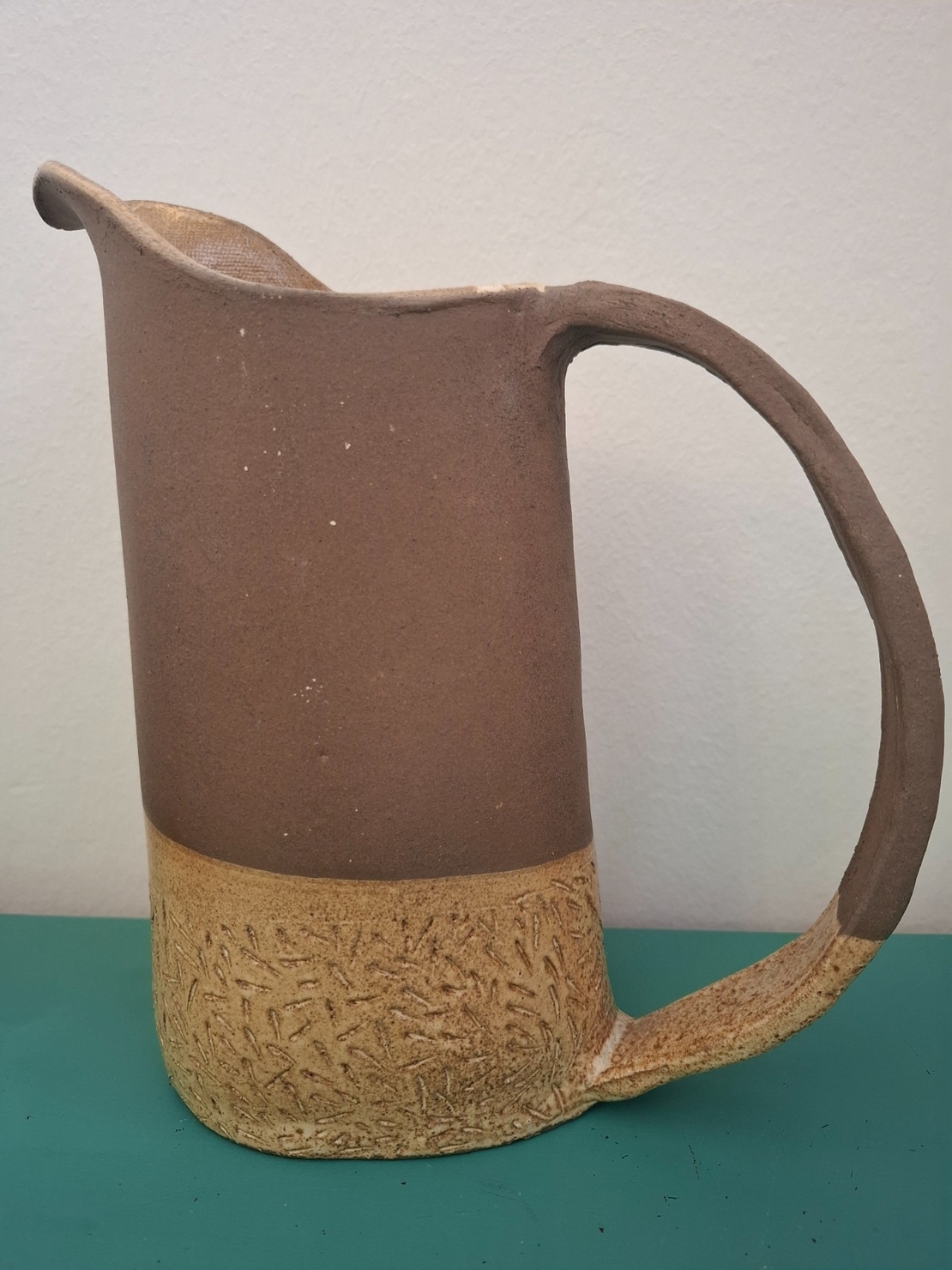 כד אובלי חום צהבהב בעבודת יד