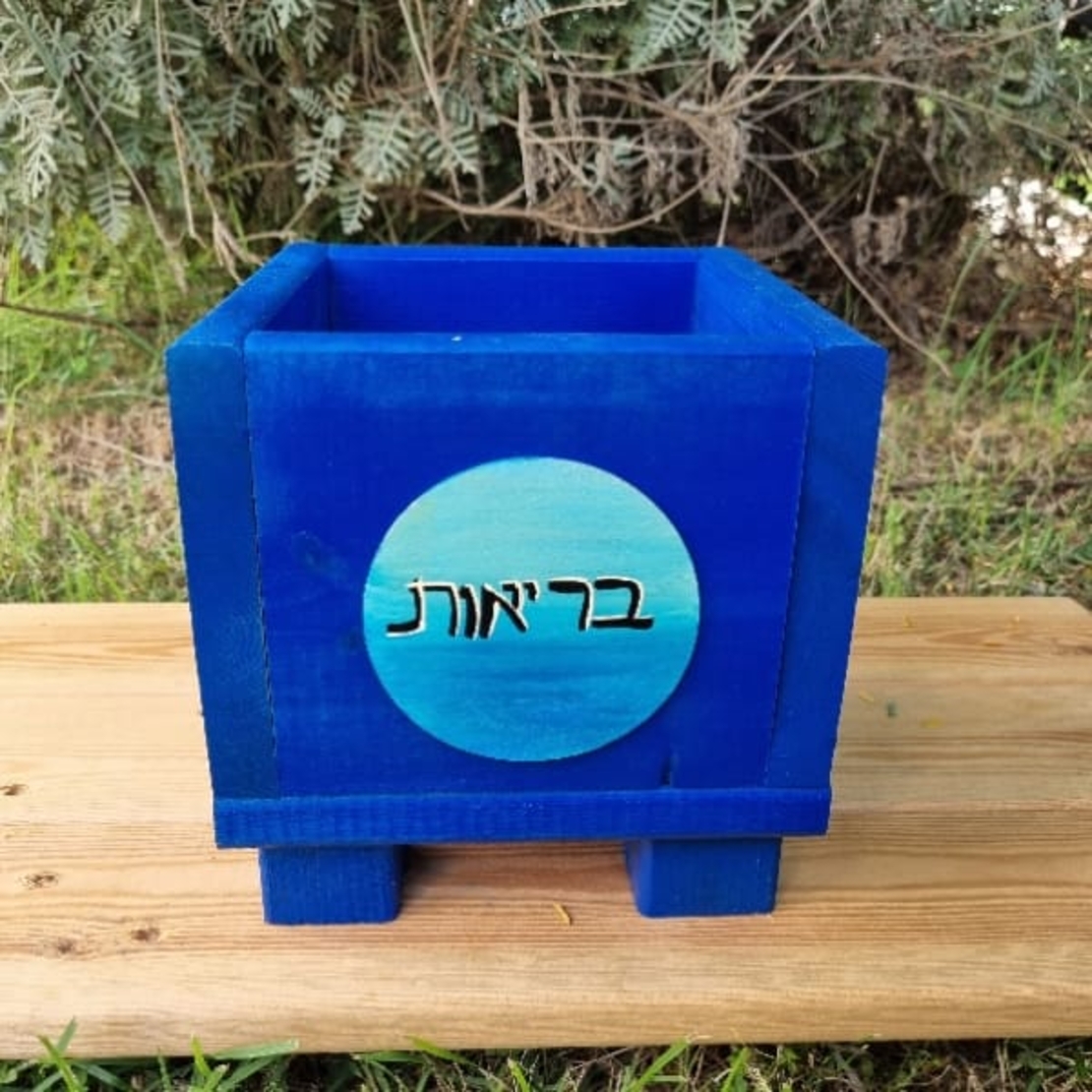 אדנית מעץ מלא בעבודת יד בצבע כחול­ 