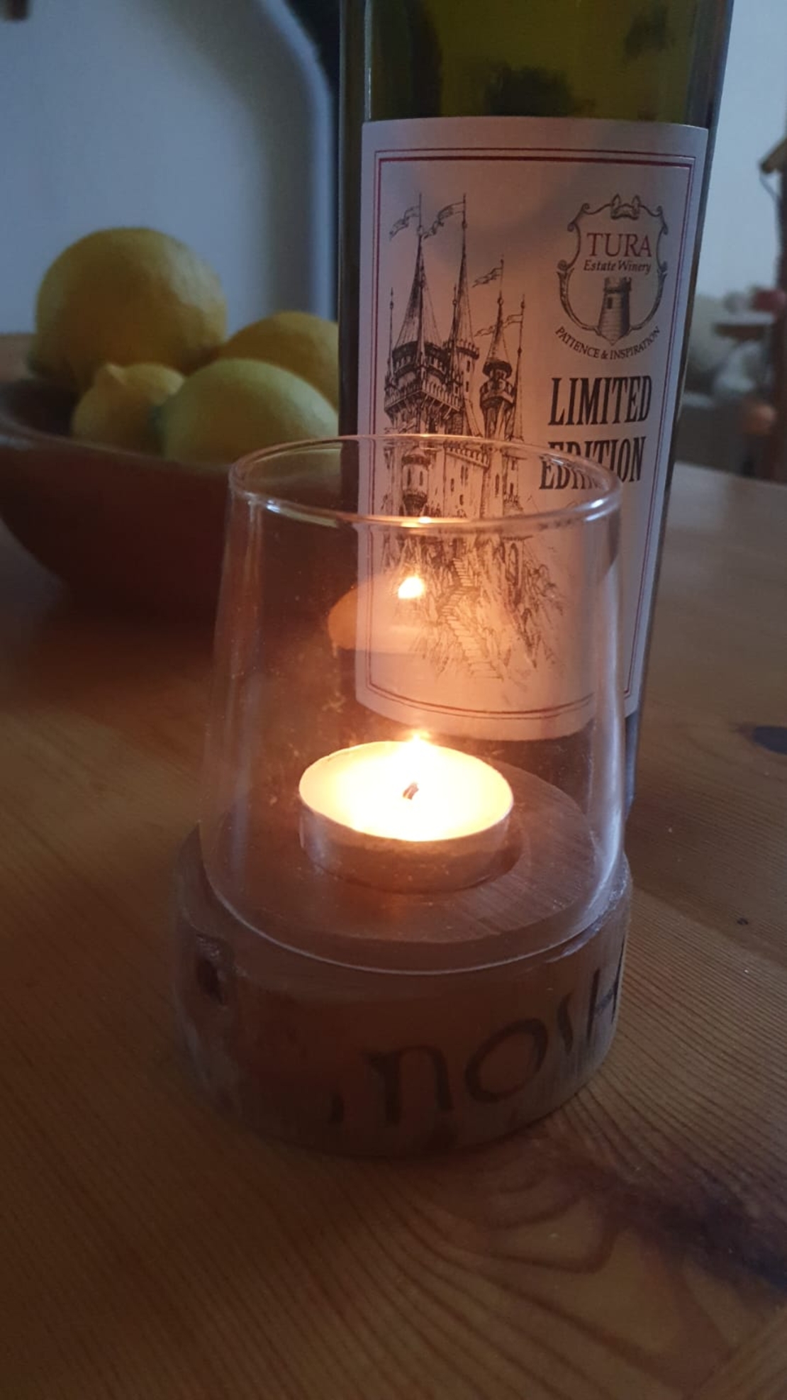 פמוט בעבודת יד מעץ אורן וזכוכית שקופה ממוחזרת