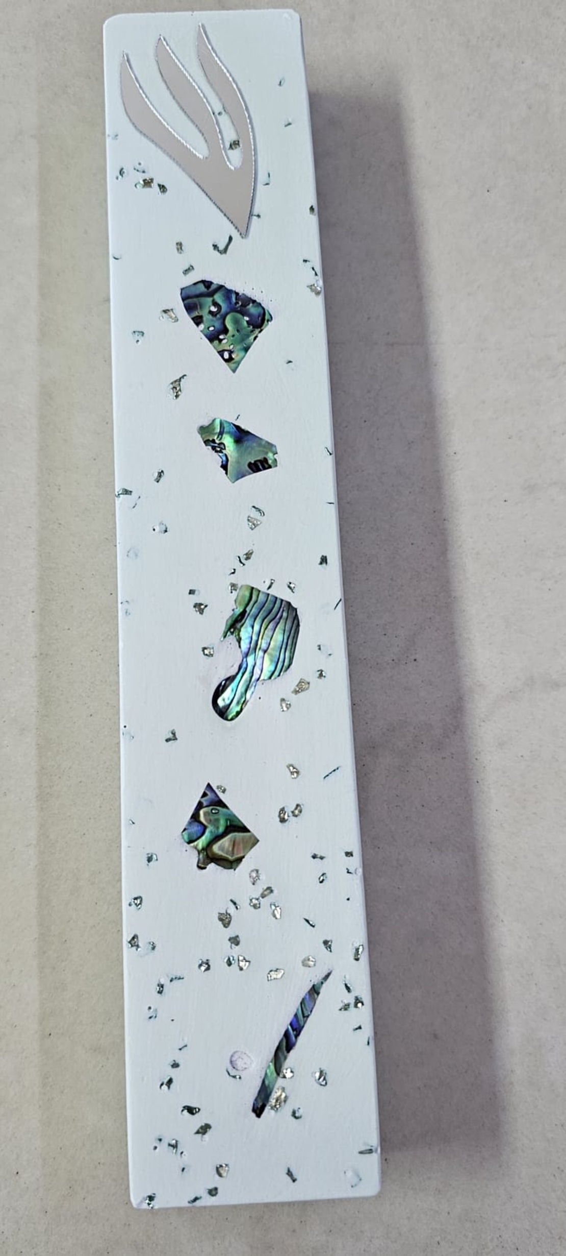 מזוזה מגבס אקרילי משולבת עם חלקי צדפה