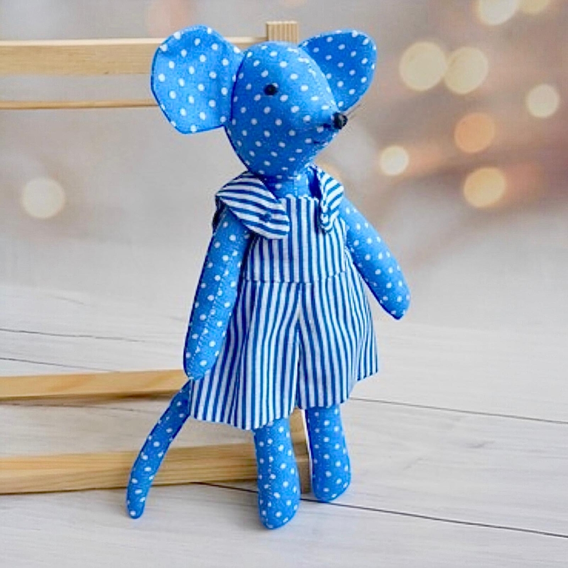 בובת עכברונת כחולה באוברול פסים בעבודת יד