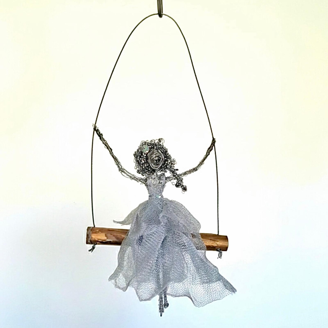 נערה על נדנדה -פסל מחוטי מתכת בעבודת יד