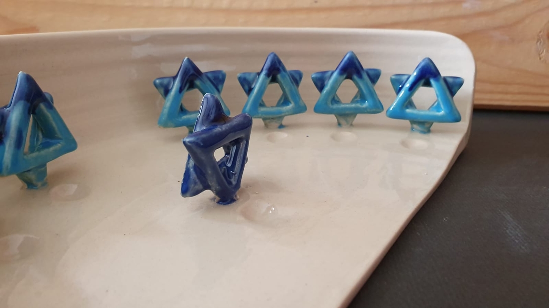 חנוכייה עבודת יד מקרמיקה עם מגן דוד