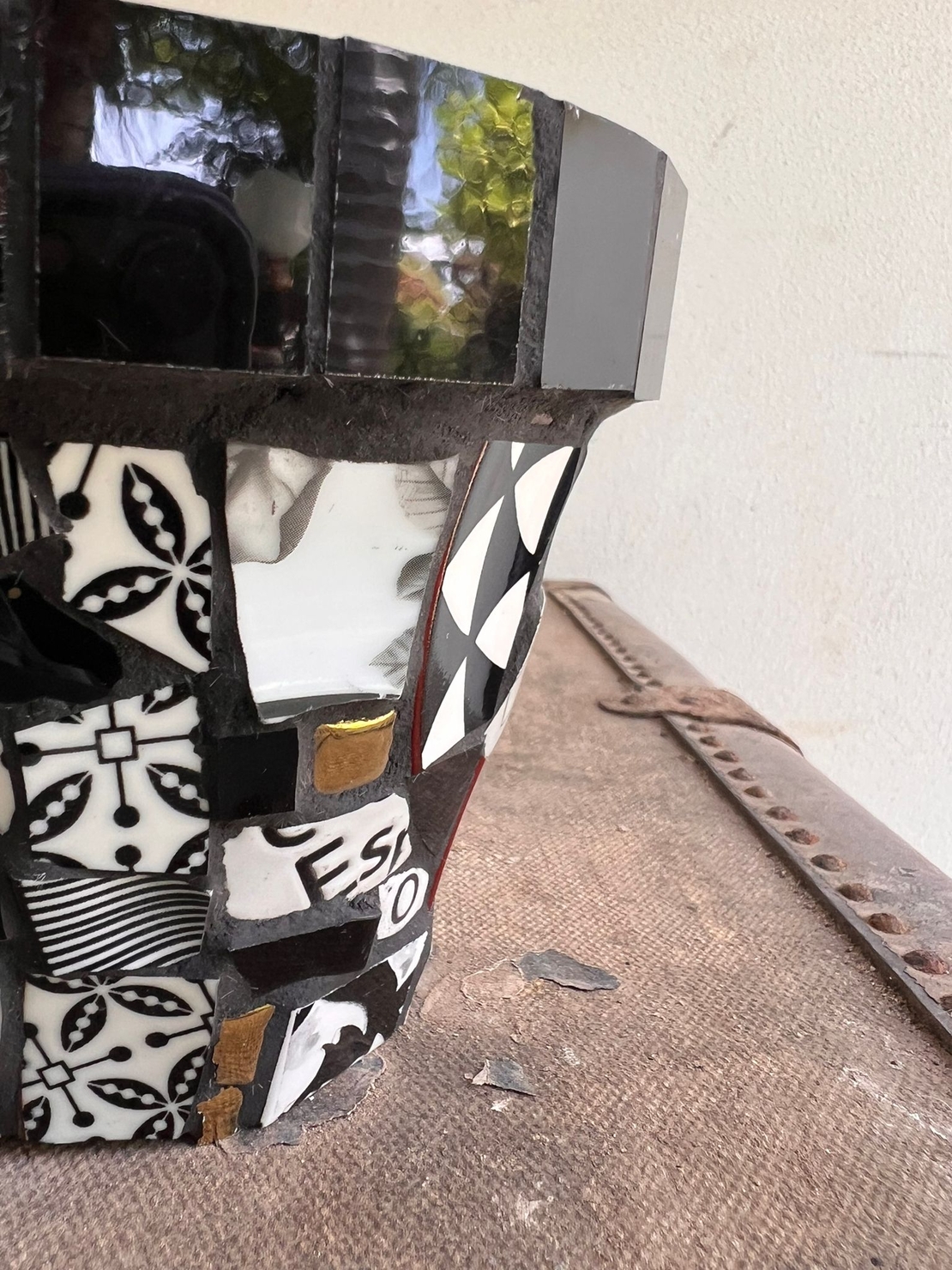 עציץ פסיפס שחור לבן בעבודת יד