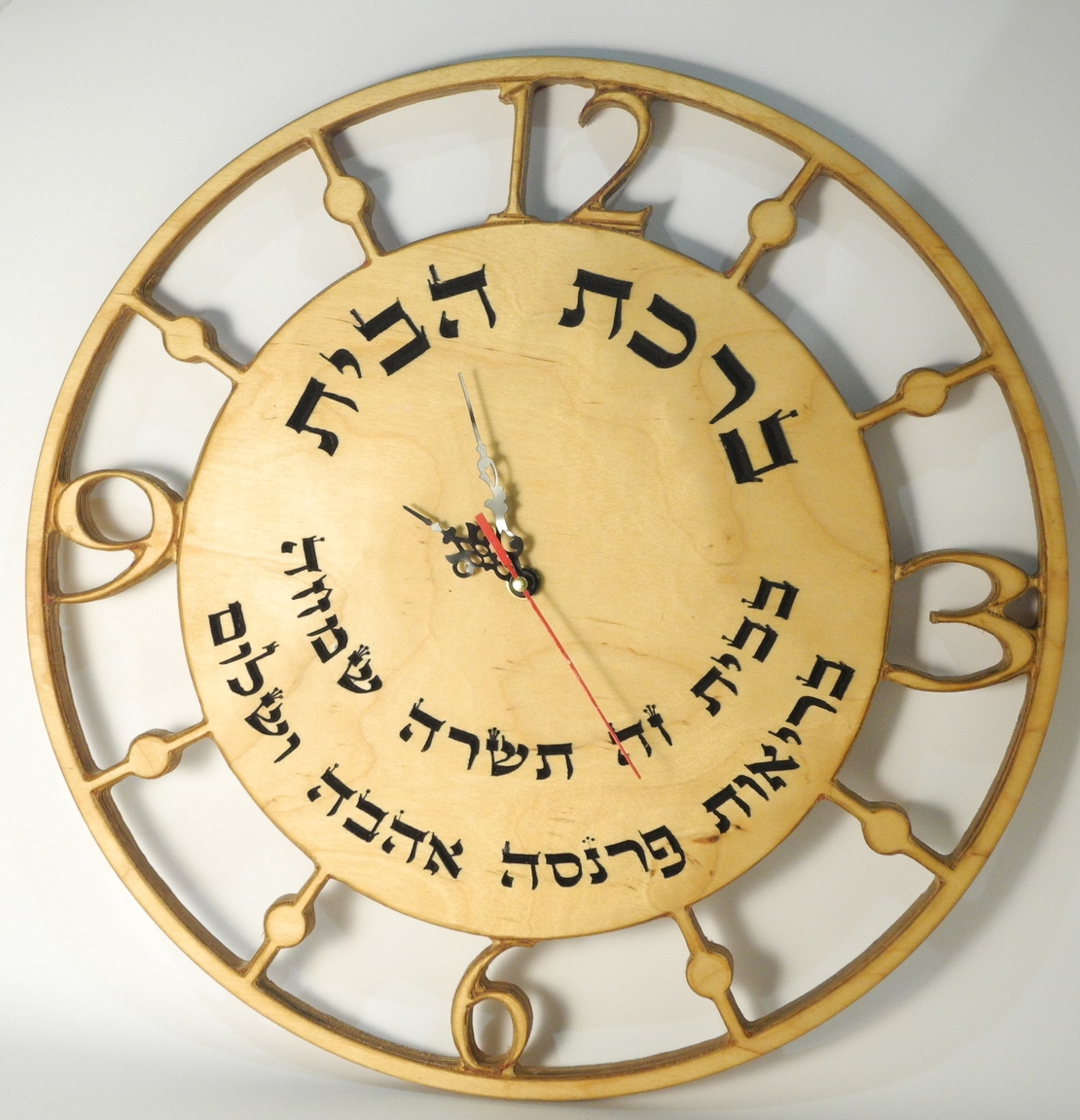 שעון קיר מעוצב מעץ  