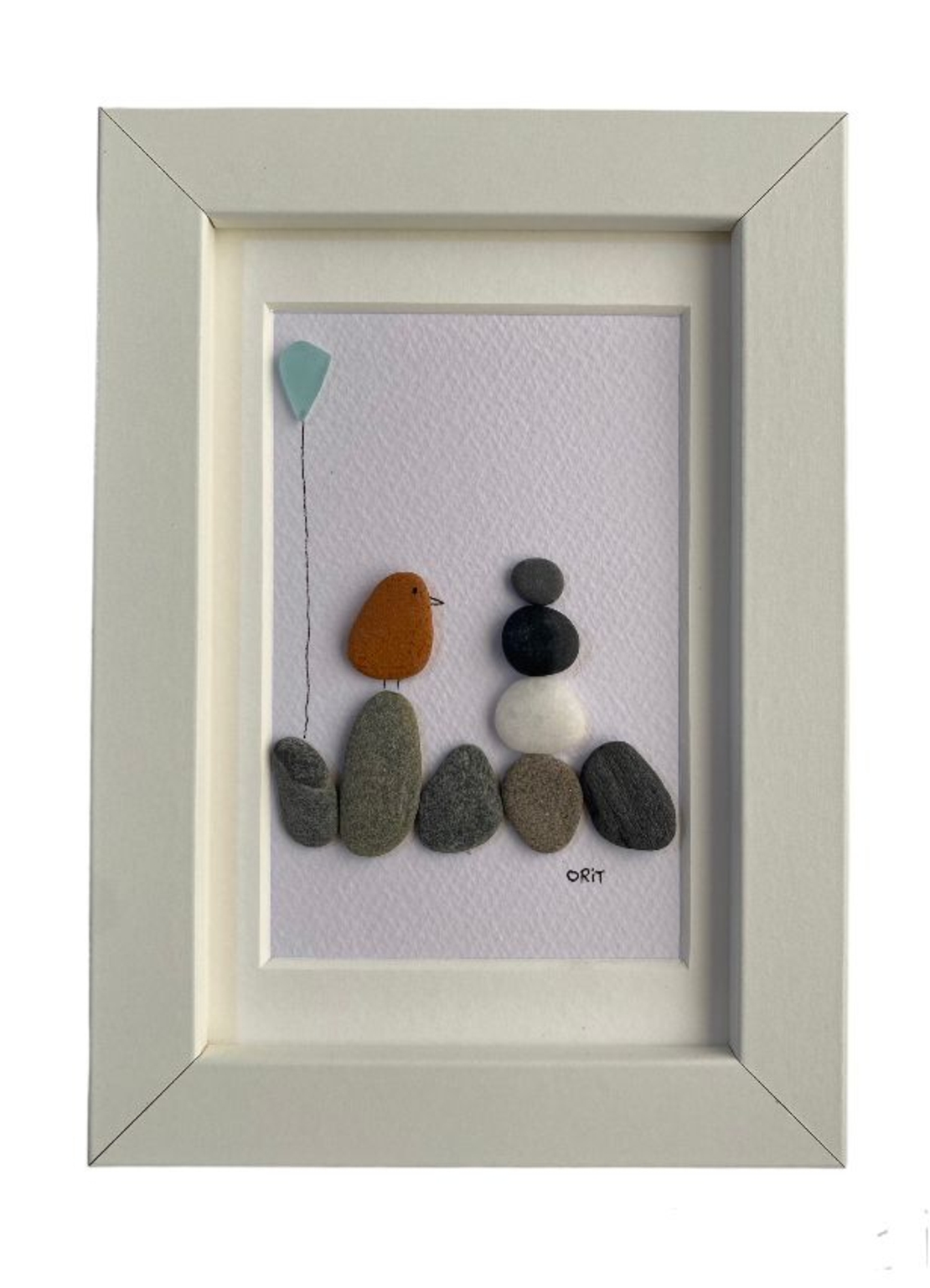 רוג'ום בלון וציפור שעומדת על הסלעים עשויים מזכוכיות אבנים וחרסים שנאספו בחופי הארץ ובעולם