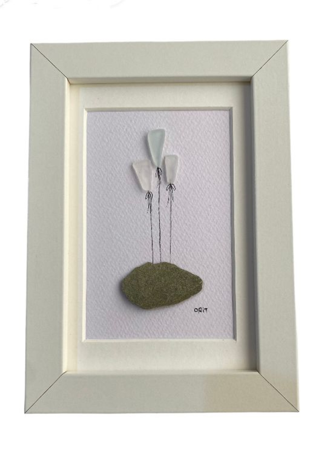 3 עפיפוני התקווה עשויים מזכוכיות אבנים שנאספו בחופי הארץ ובעולם