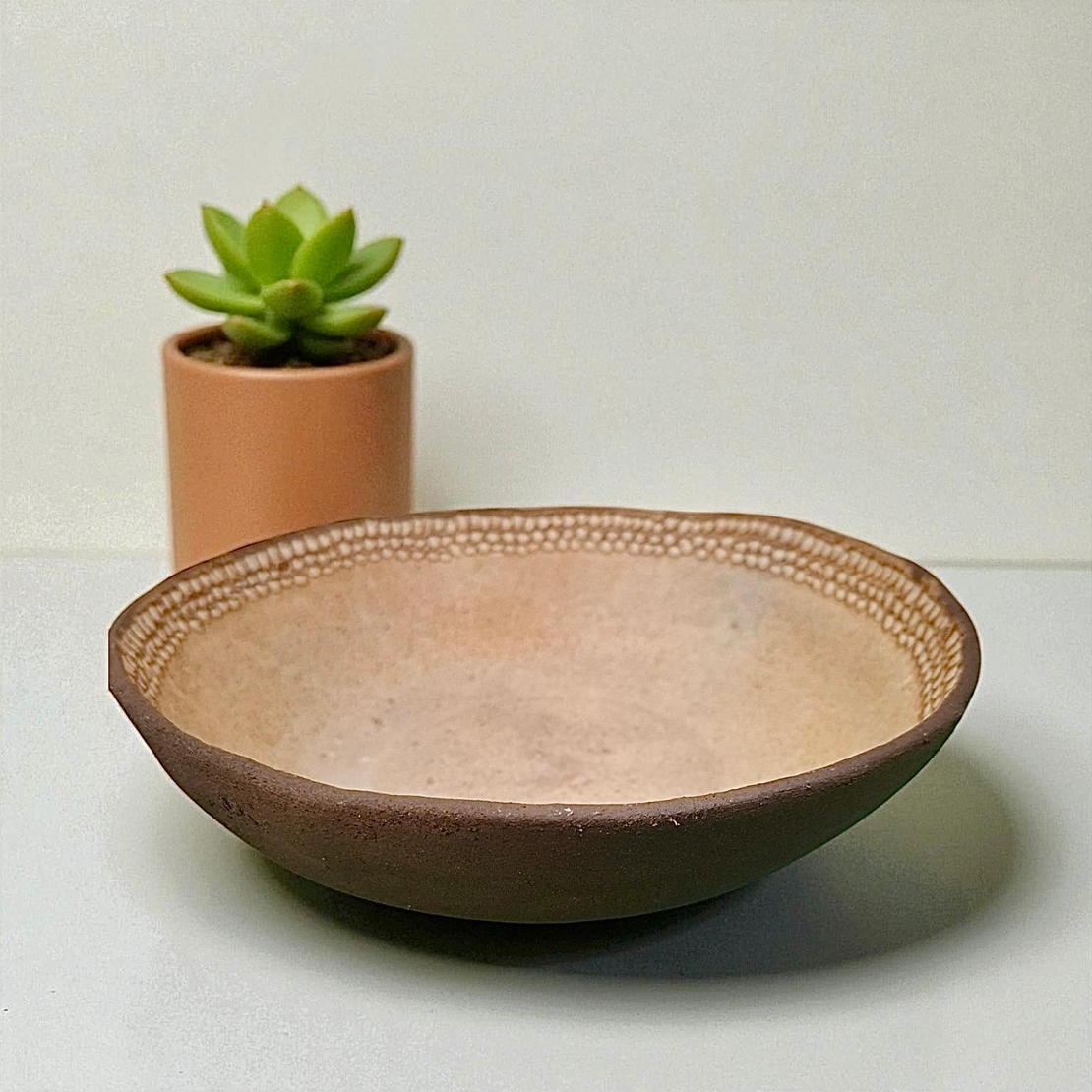 קערה חומה צהבהבה בעבודת יד