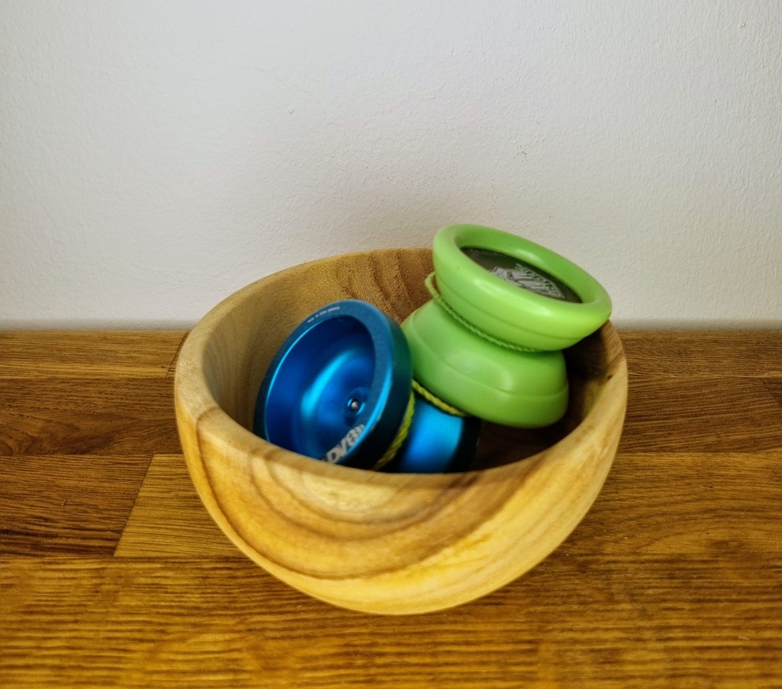 קערית נוי מעץ חרוב בעבודת יד