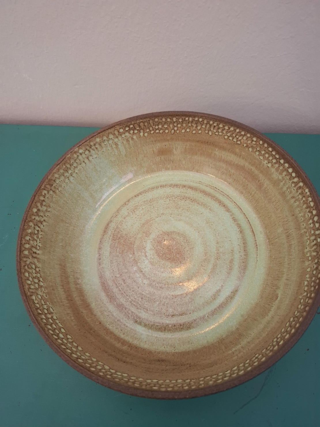 קערה ירקרקה מחימר בעבודת יד