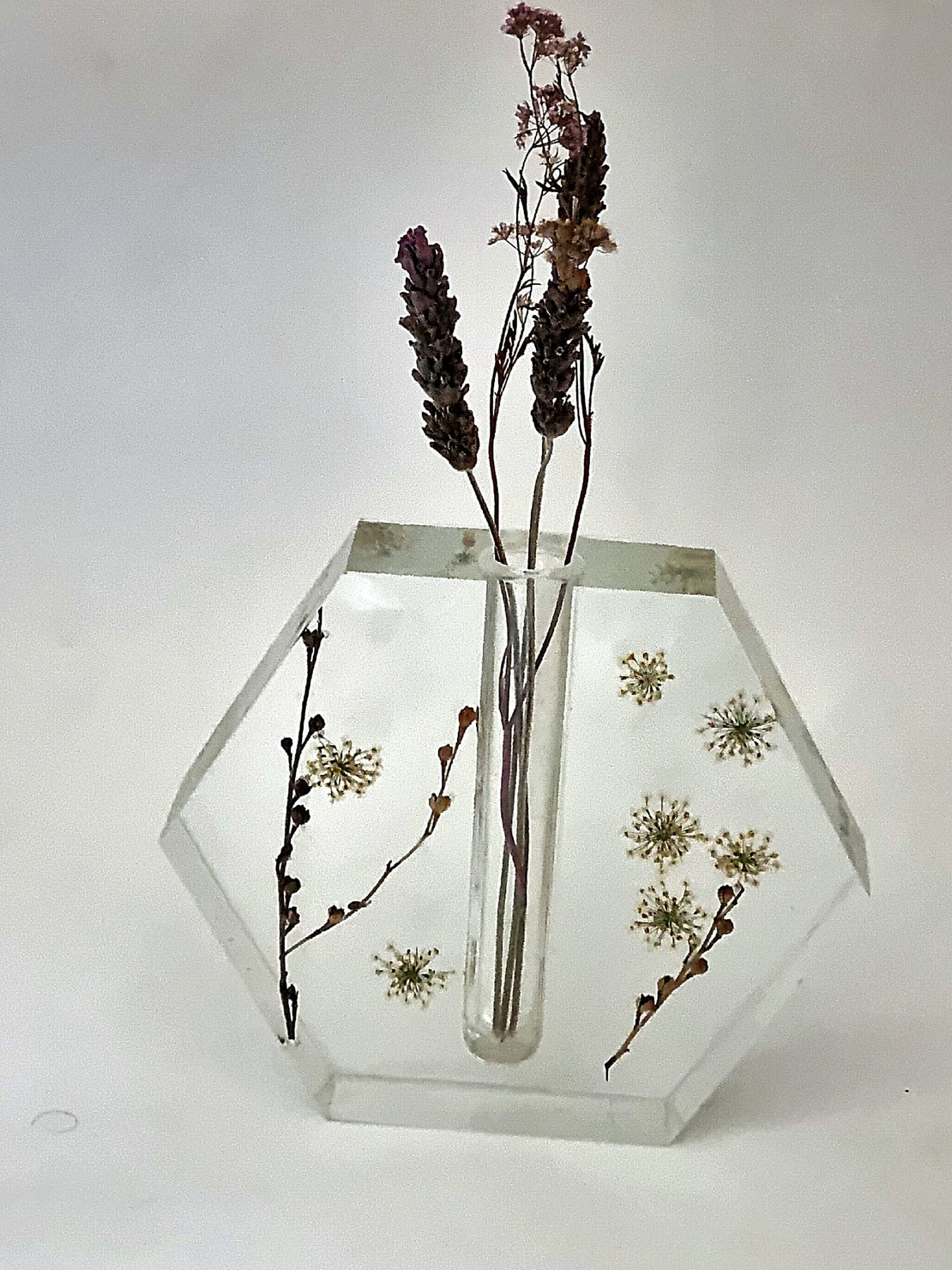 אגרטל מאפוקסי עם מבחנה משולב עם פרחים מיובשים