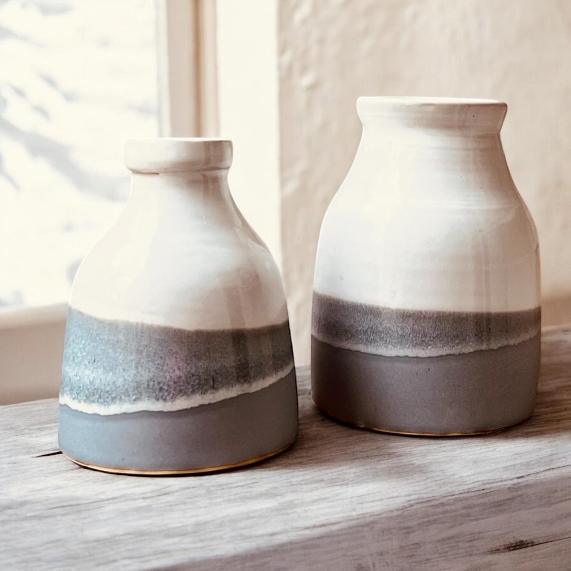 2 כדים מקרמיקה בעבודת יד בגדלים שונים