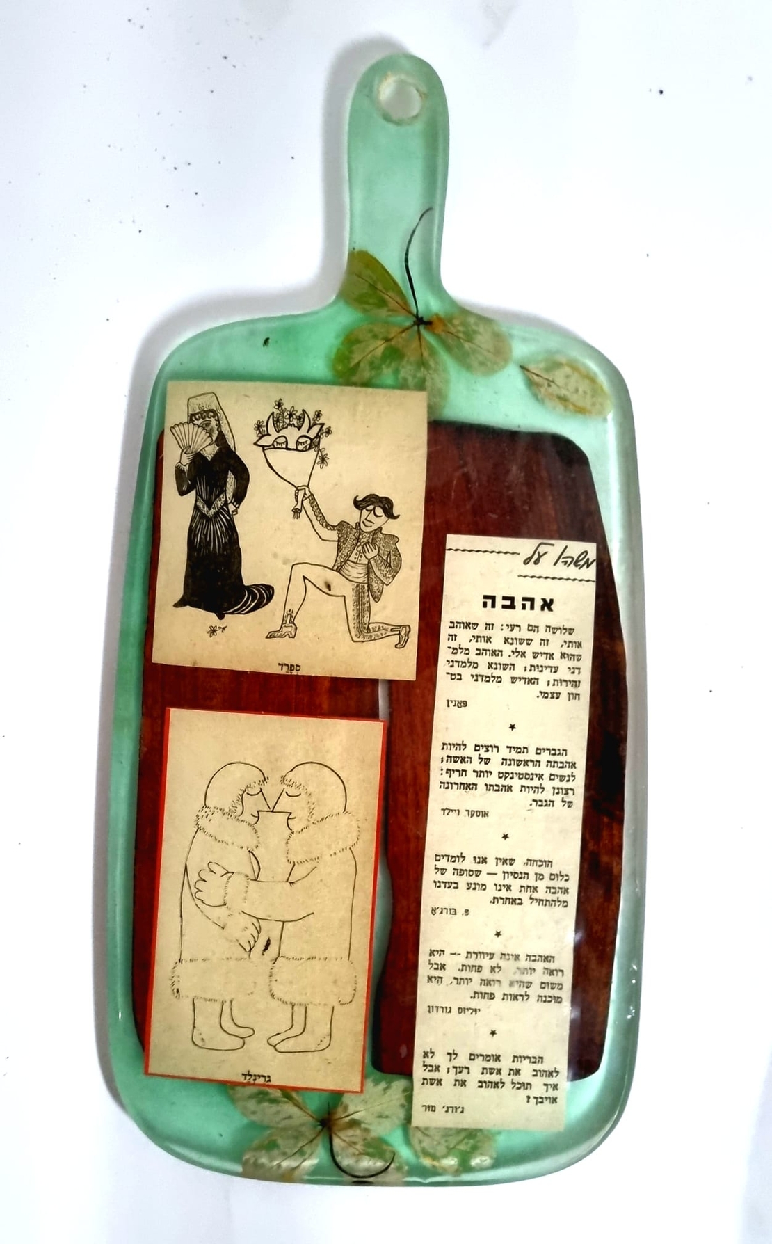 קרש הגשה מאפוקסי משולב מצד אחד קטעי עיתונות ואקליפטוס
