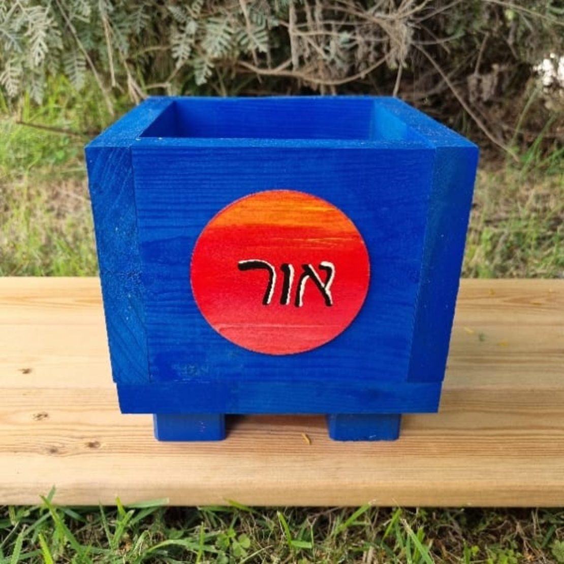 אדנית מעץ מלא בעבודת יד צבועה בכחול ­ 