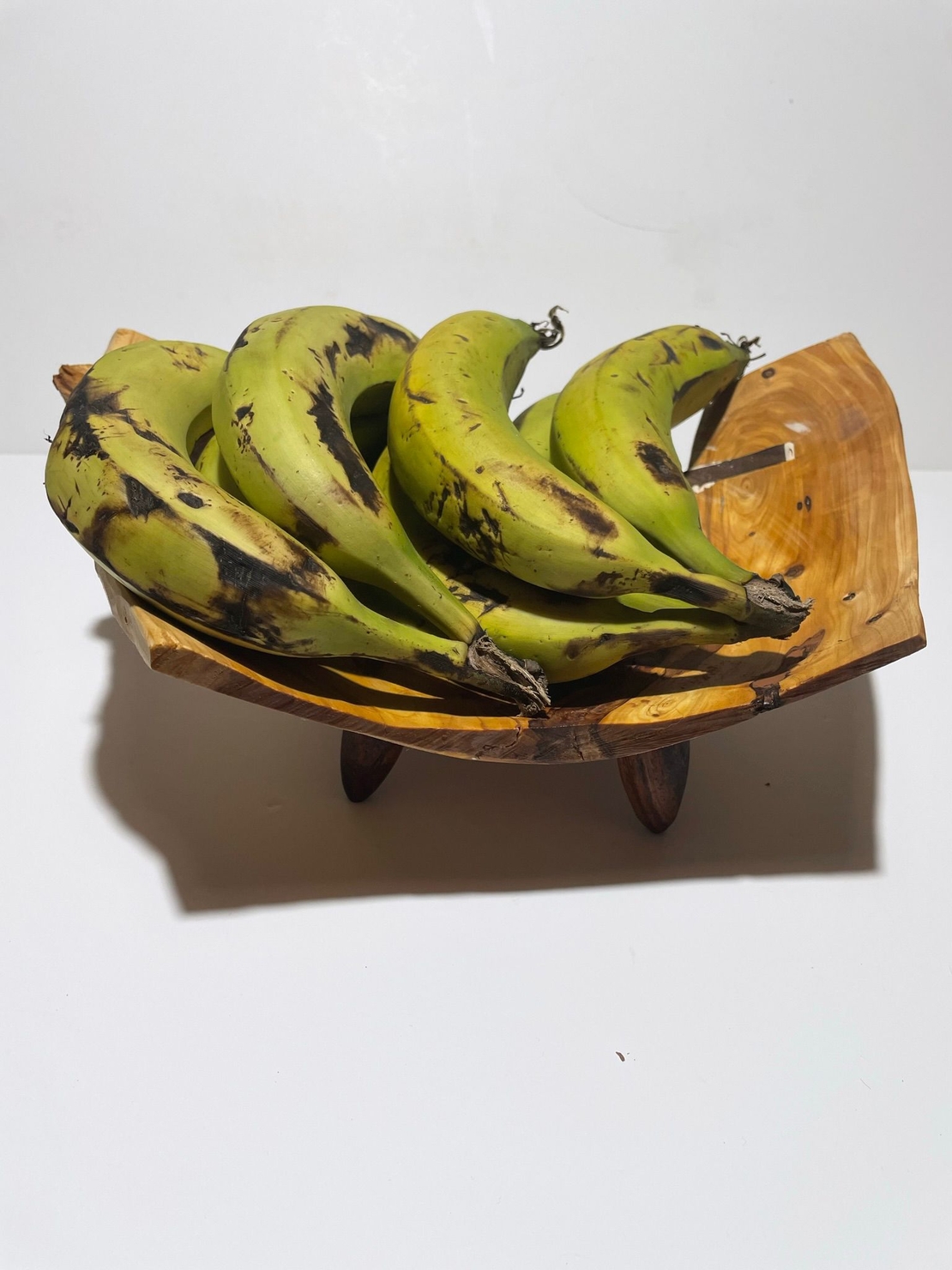 צלחת הגשה מגולפת בעבודת יד מעץ ברוש