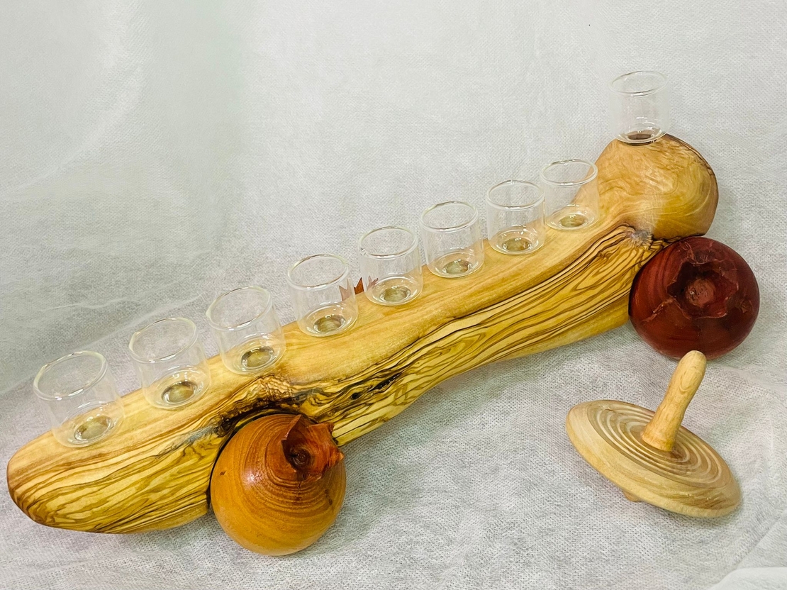 חנוכיה מעץ זית מקושטת ברימונים בעבודת יד