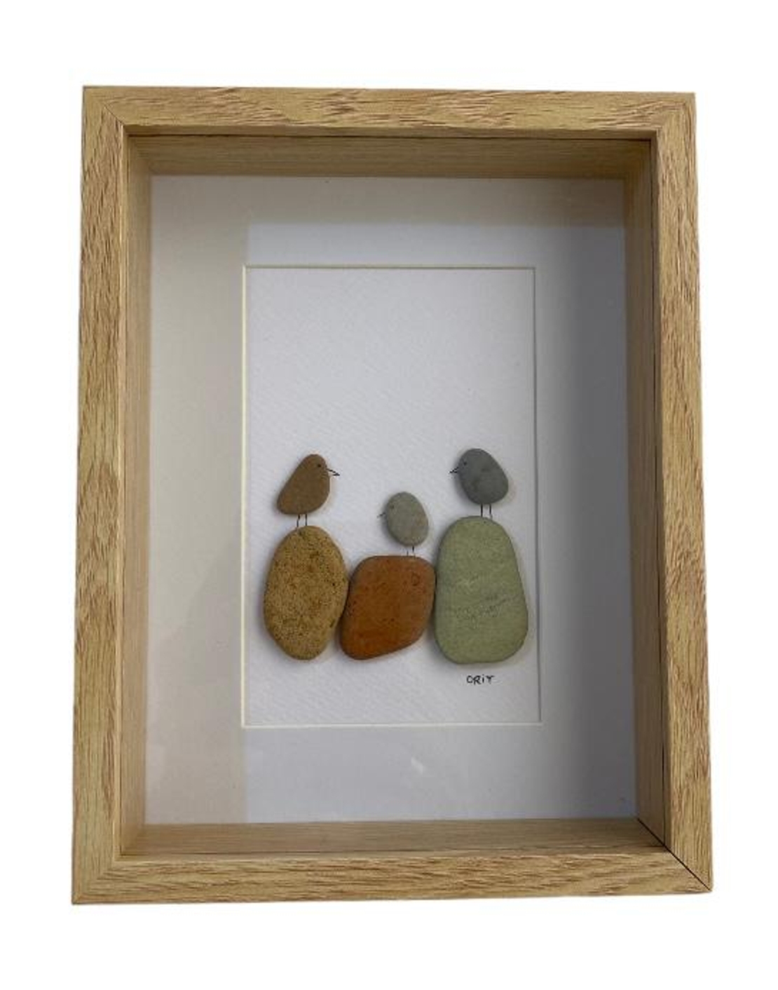 3 ציפורים עומדות על סלעים מאבנים שנאספו בארץ ובעולם