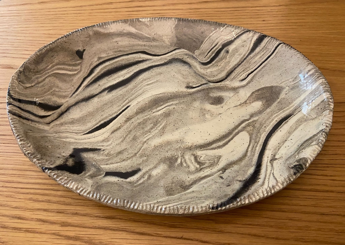 צלחת הגשה עגולה מקרמיקה בטכניקת מרבלינג בעבודת יד