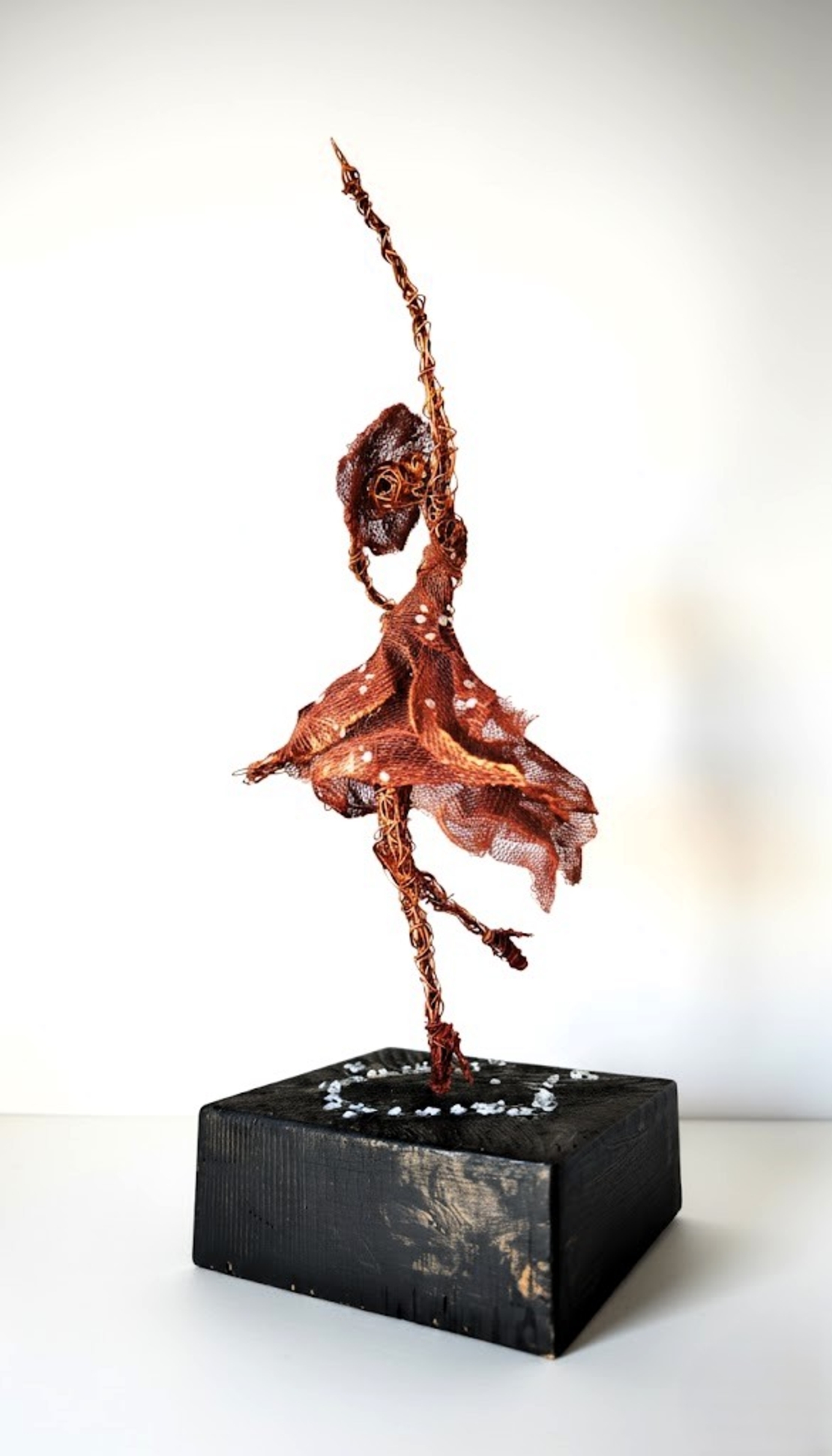 לרקוד-פסל מחוטי מתכת מעורבים ורשת בעבודת יד