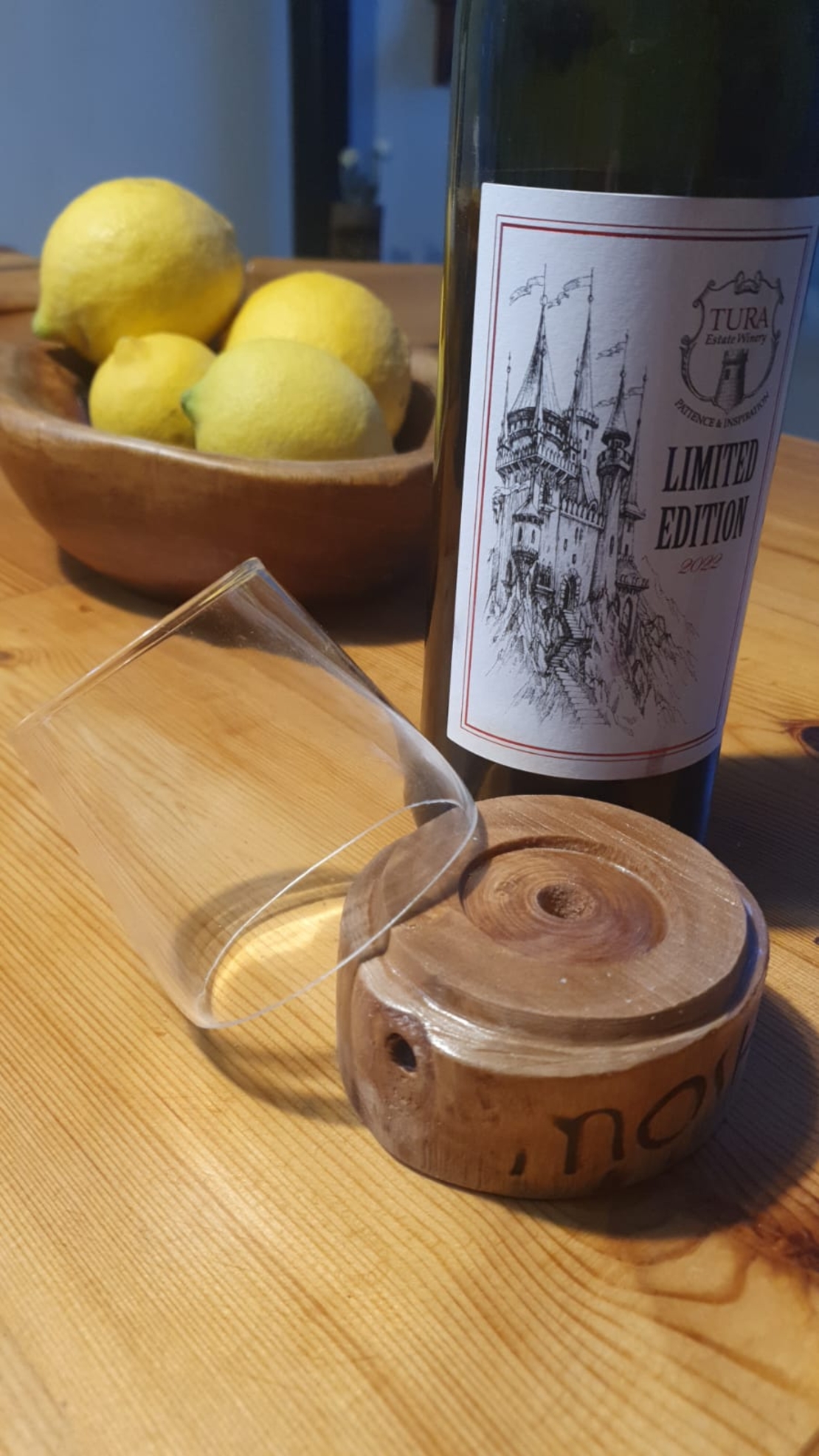 פמוט בעבודת יד מעץ אורן וזכוכית שקופה ממוחזרת