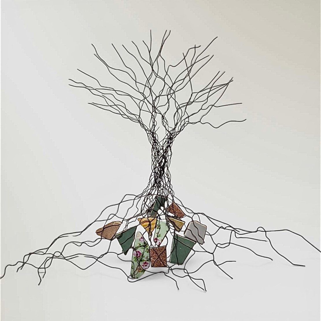 פסל עץ שזור מחוטי ברזל בעבודת יד