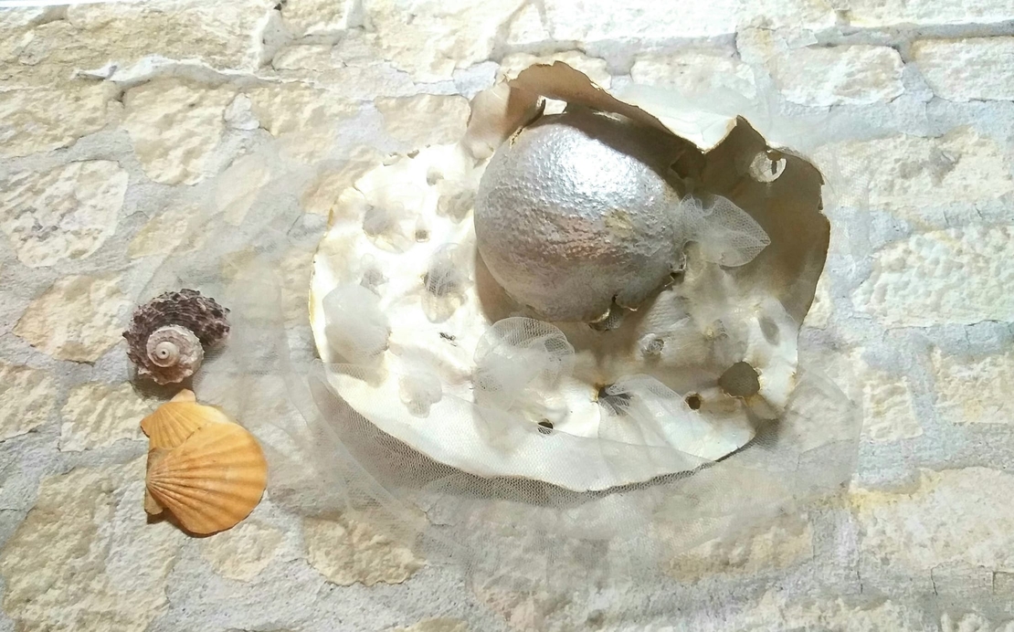 פסל יוצא מתוך הקליפה