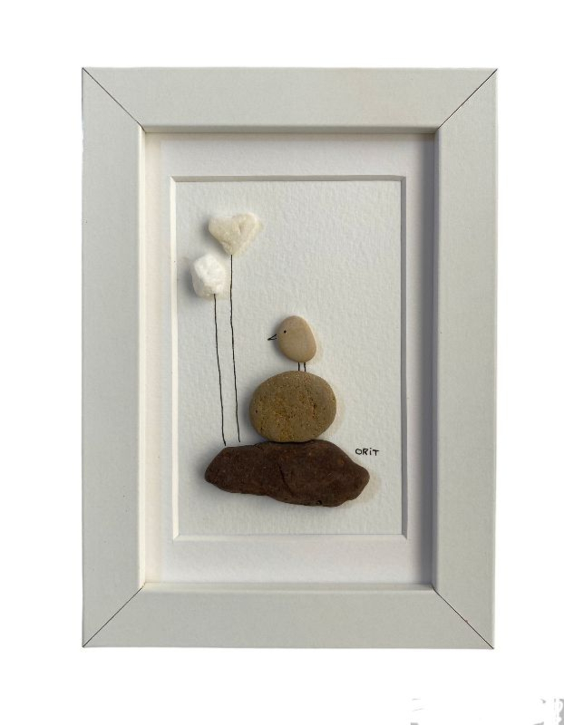 בלונים וציפור שעומדת על הסלעים עשויים מאבנים שנאספו בחופי הארץ ובעולם