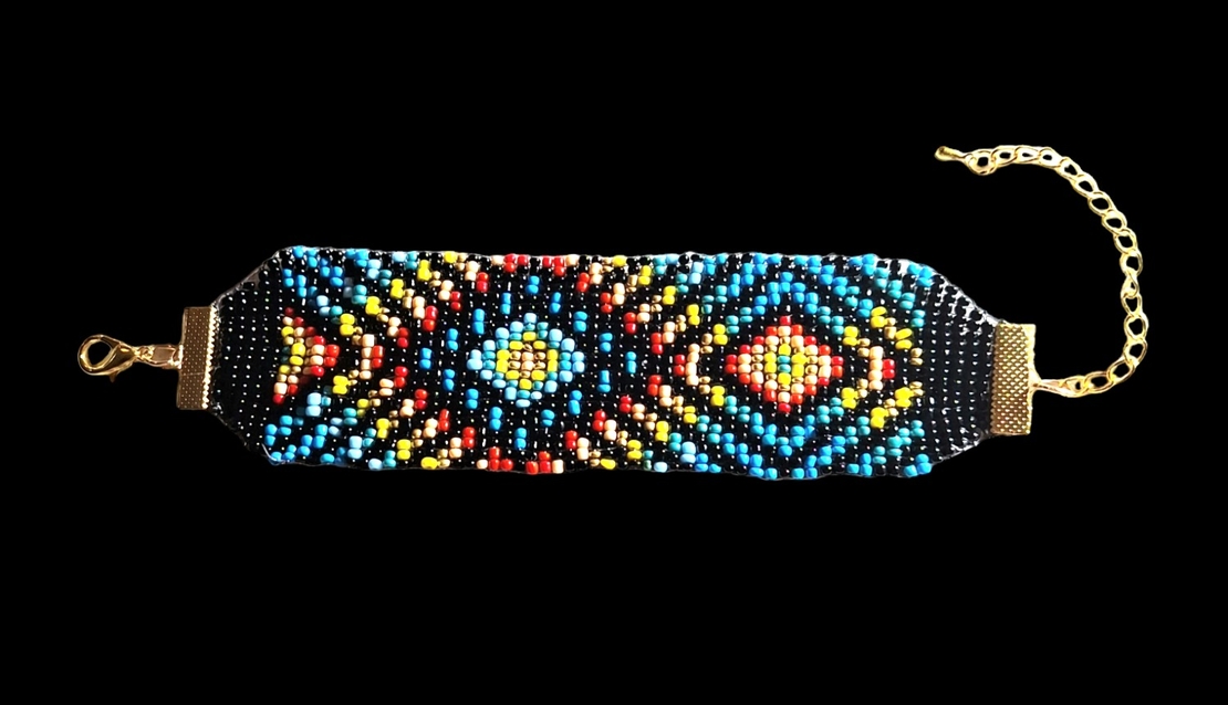 צמיד חרוזיונציה בשיטת אריגה בנול- מעויינים צבעוניים