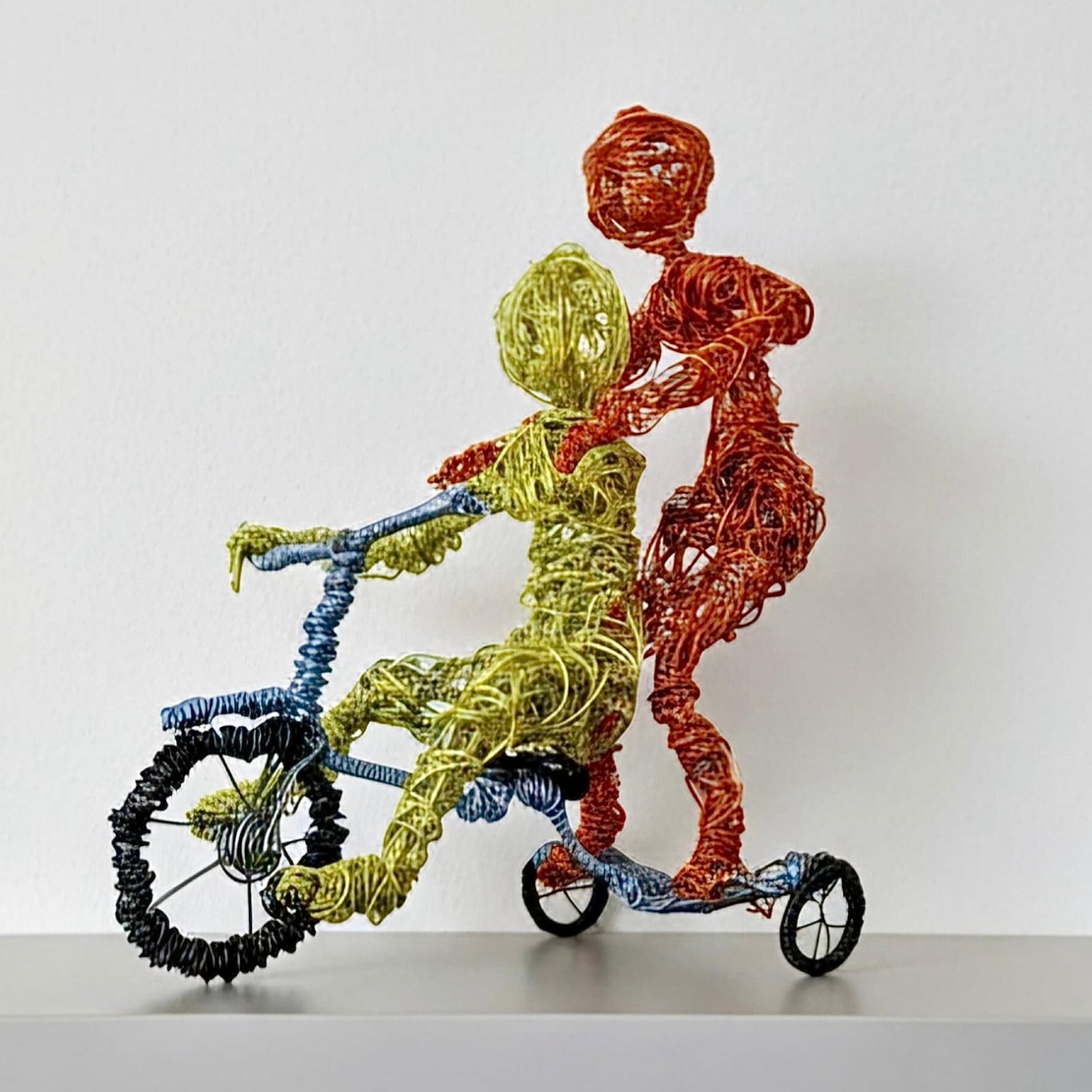 תרכיב אותי -פסל מחוטי מתכת מעורבים בעבודת יד