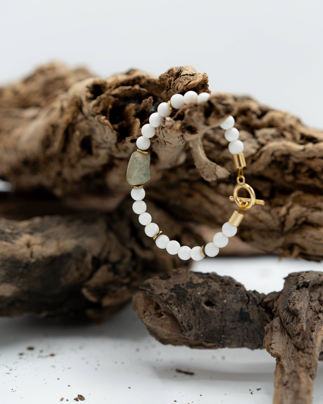 צמיד חופית- מחרוזי צדף לבנים ואבן ג'ייד ירוקה