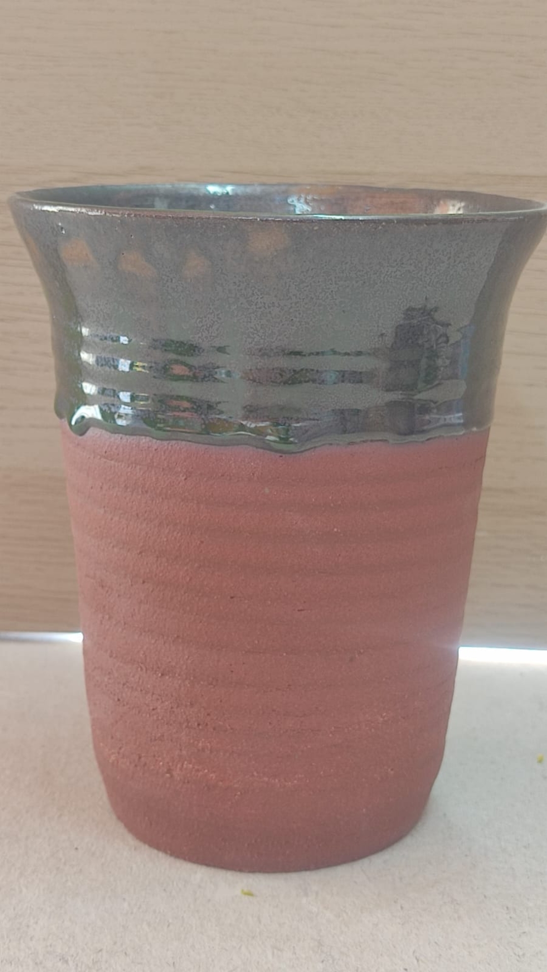 אגרטל חימר אדום בעבודת אובניים