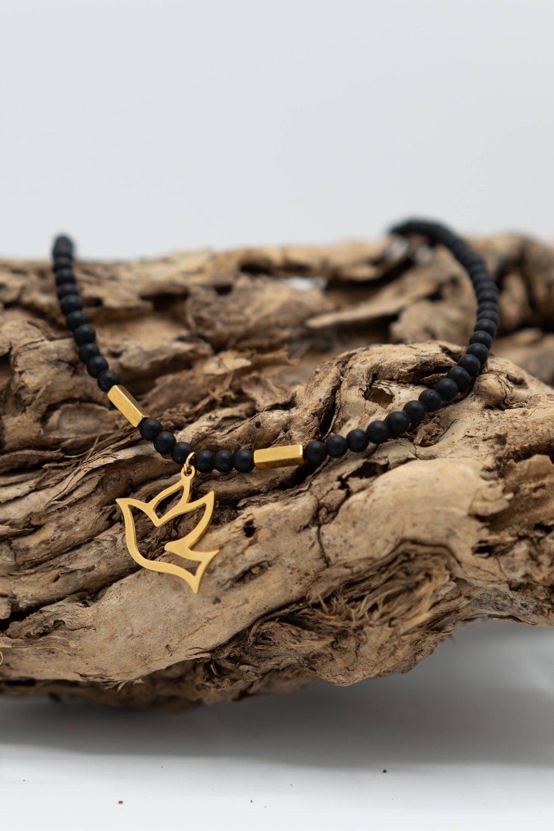 שרשרת שירי- מחרוזי אוניקס שחור ותליון ציפוי זהב