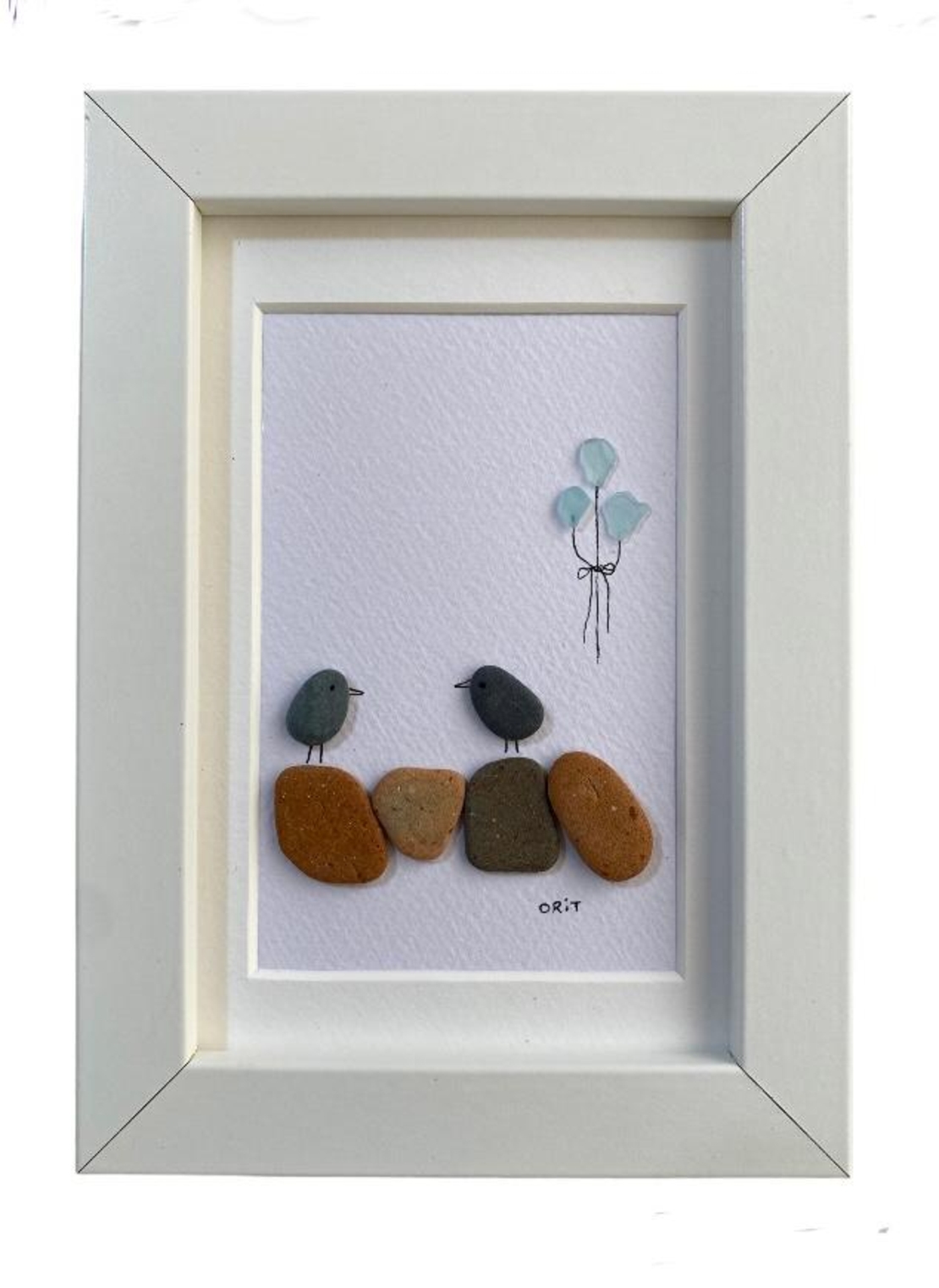 זוג ציפורי אהבה עם זר בלונים עשוי מאבנים וזכוכיות שנאספו בחופי הארץ ובעולם