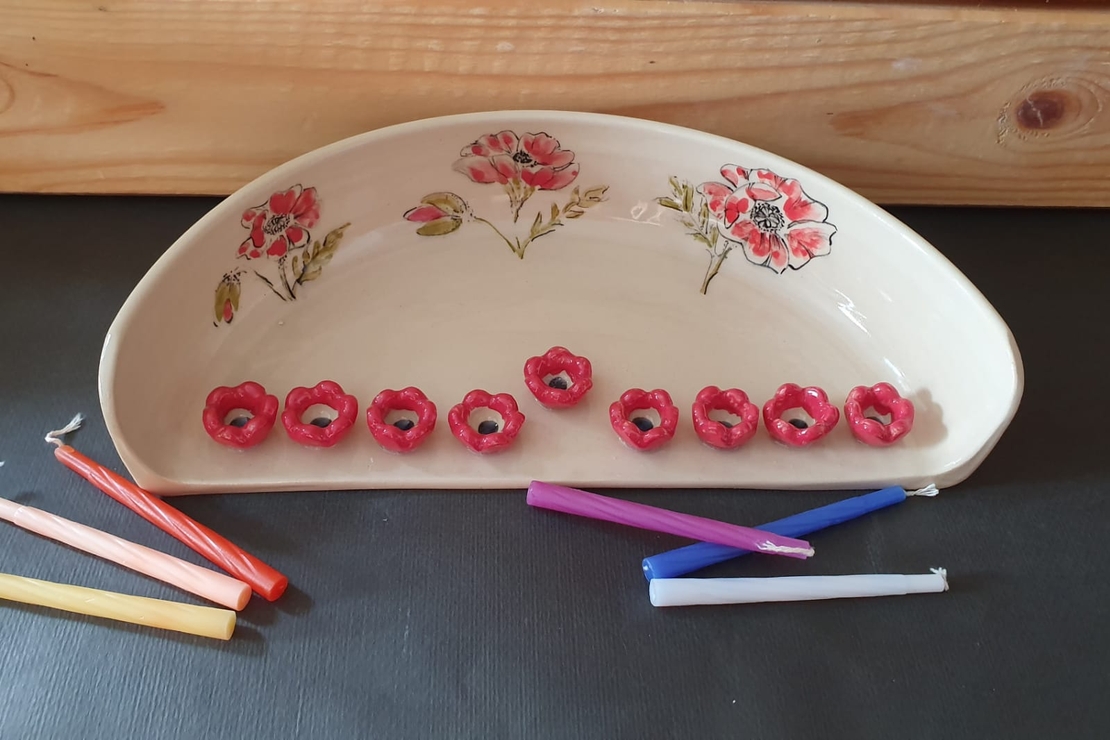 חנוכייה עבודת יד מקרמיקה עם ציור כלניות