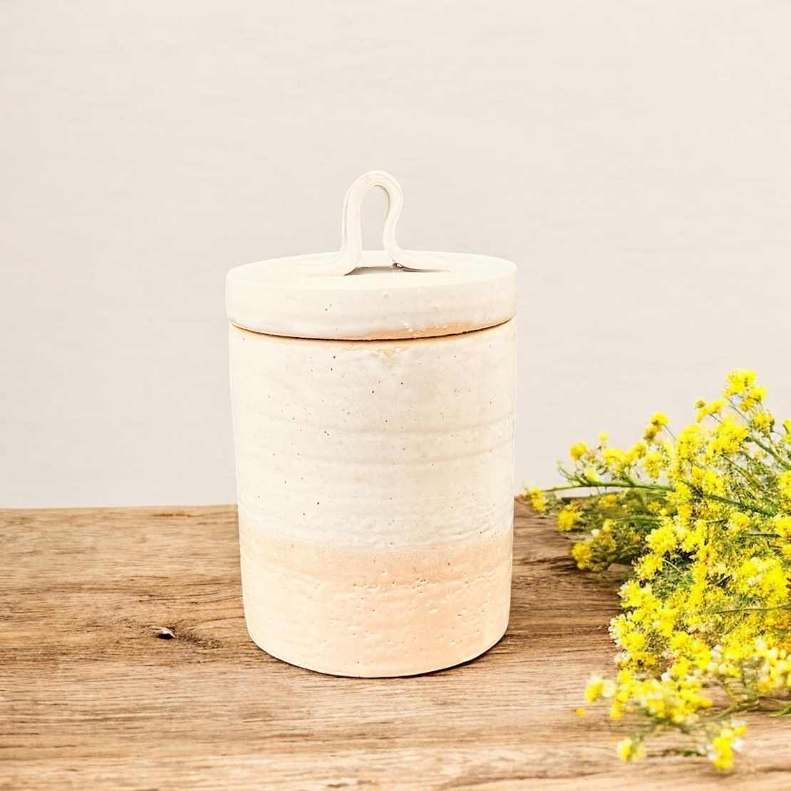 כלי קרמיקה עם מכסה בעבודת יד