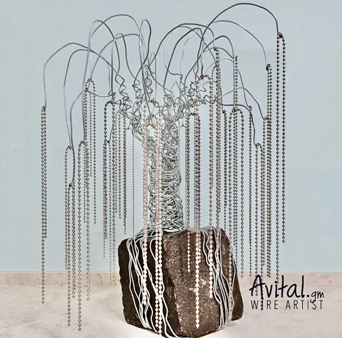 לזכרם- עץ ערבה בוכיה מחוטי ברזל בעבודת יד