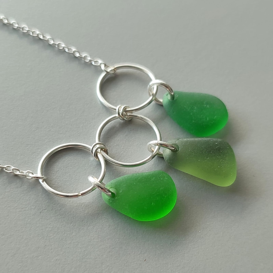 שרשרת כסף ושלוש זכוכיות בגווני ירוק