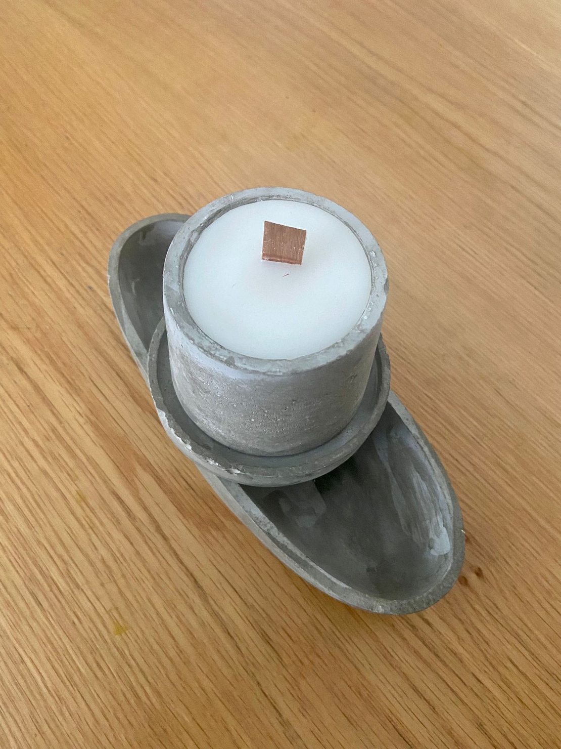 נר מפיץ ריח בניחוח מרענן ועדין