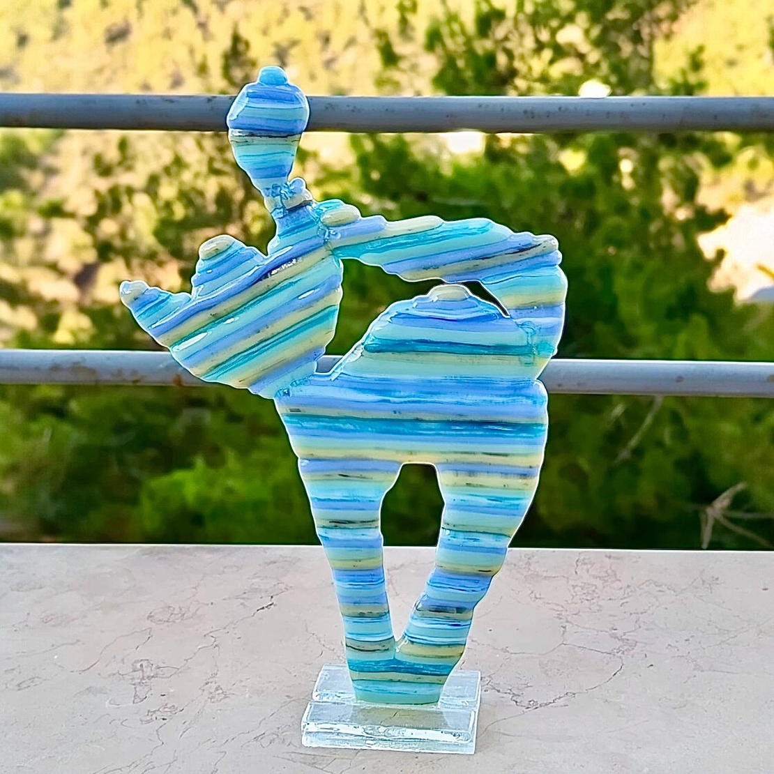 חתול תכלכל מזכוכית מותכת בעבודת יד