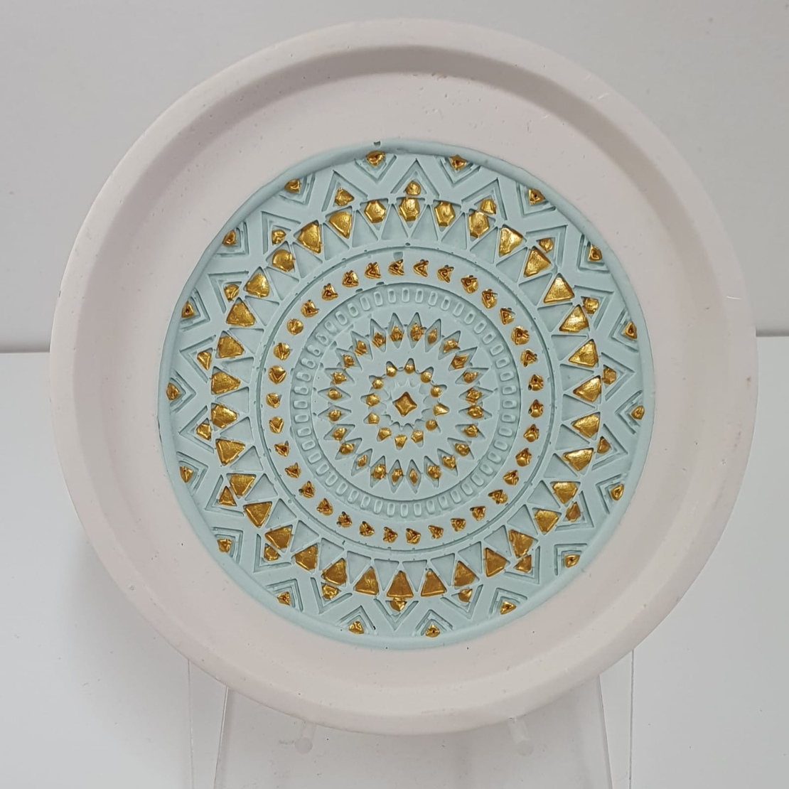 תמונת נוי מגבס שמורכבת מ 2 תבניות אחת בתוך השניה