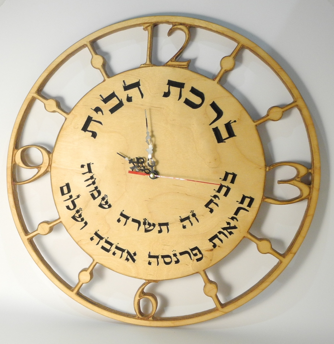 שעון קיר מעוצב מעץ  