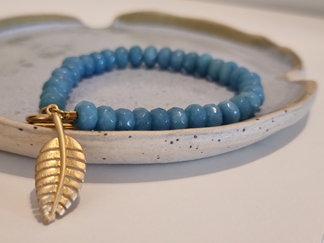 צמיד יסמין- מאבני ג'ייד ותליון עלה מיציקה בציפוי זהב