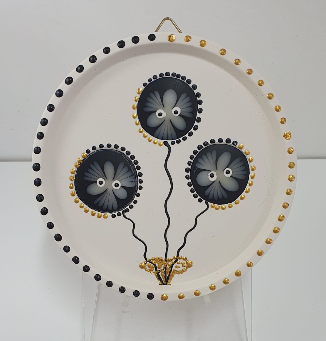 תמונת נוי מגבס בתוכה שולבו כפתורים יוקרתיים ל 3 בלונים שמעוטרים בנקודות זהב