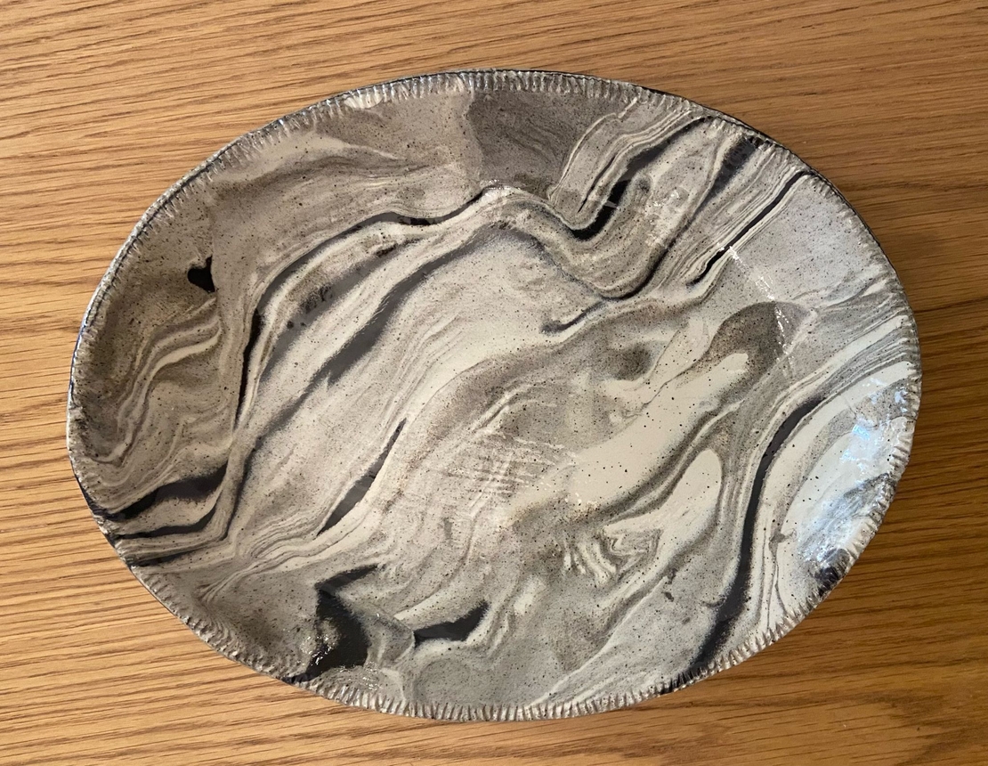 צלחת הגשה עגולה מקרמיקה בטכניקת מרבלינג בעבודת יד